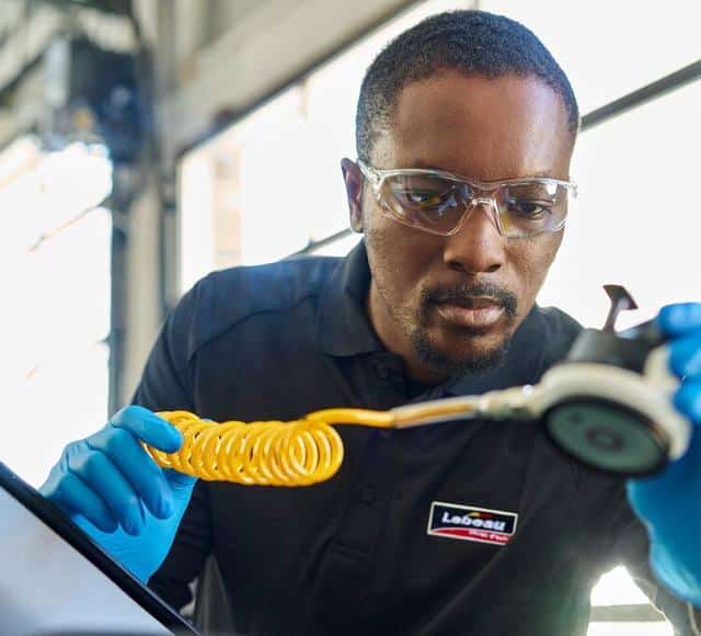 Réparation de pare-brise par un technicien Lebeau